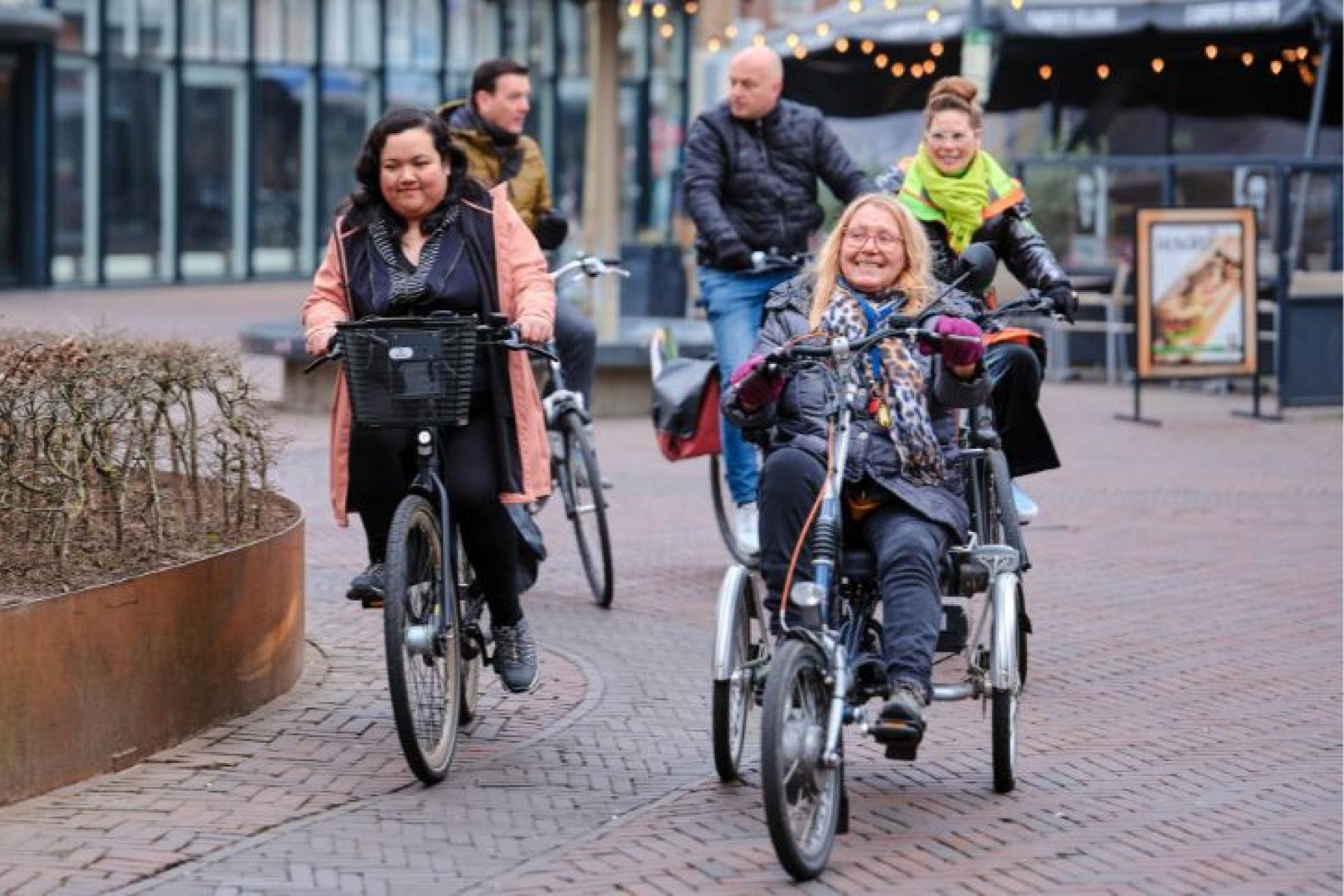 Foto van fietsende mensen, fietsstad Enschede