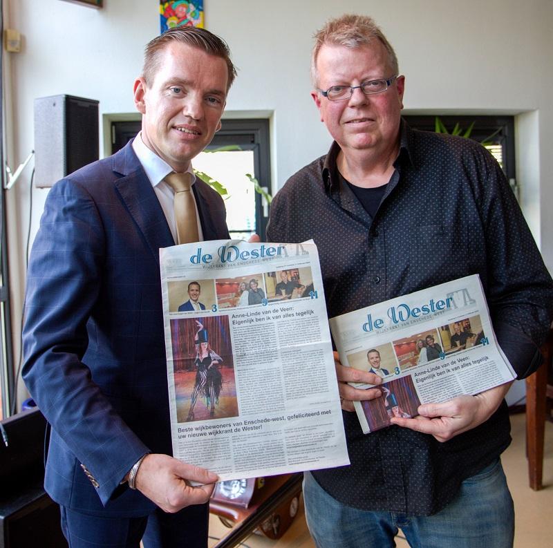 wethouder Jurgen van Houdt en Bert Bennink houden de wijkkrant vast
