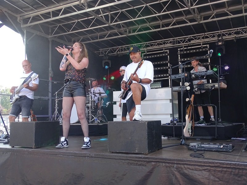 optreden van de band Super Sundays