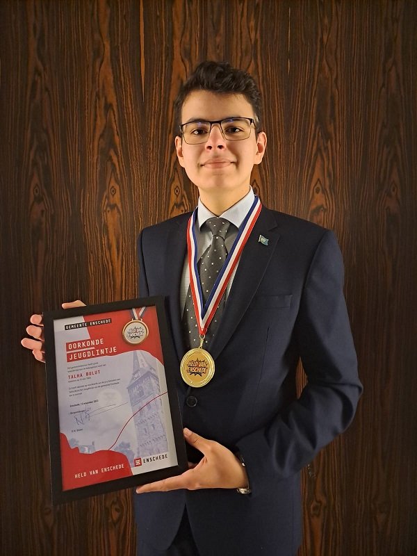 Talha met oorkonde en Jeugdlintje