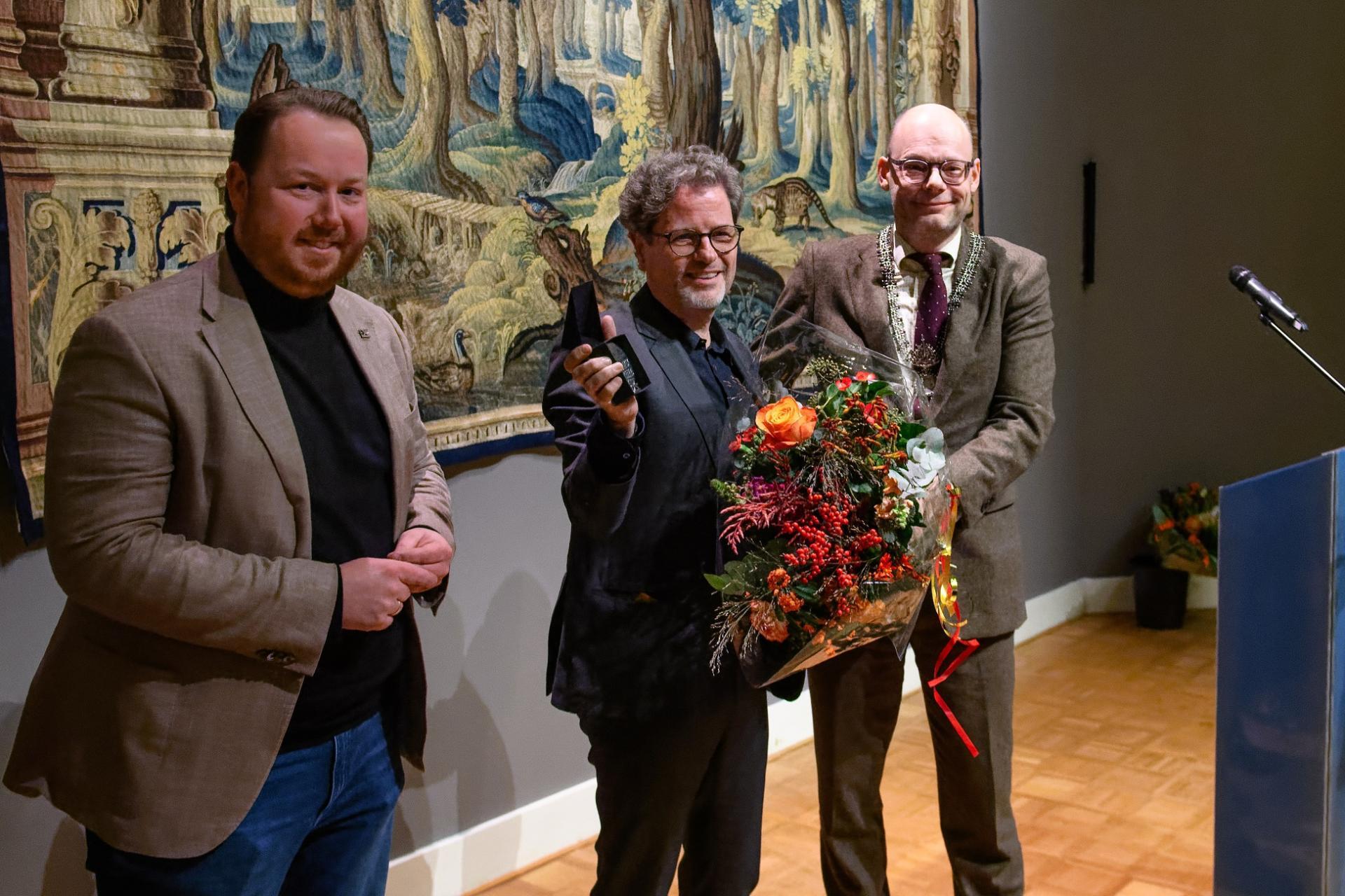 Arnoud Odding ontvangt de Enschede-penning uit handen van burgemeester Bleker