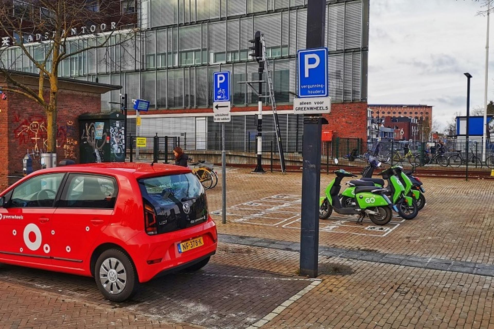 rode deelauto bij het stationsplein in Enschede