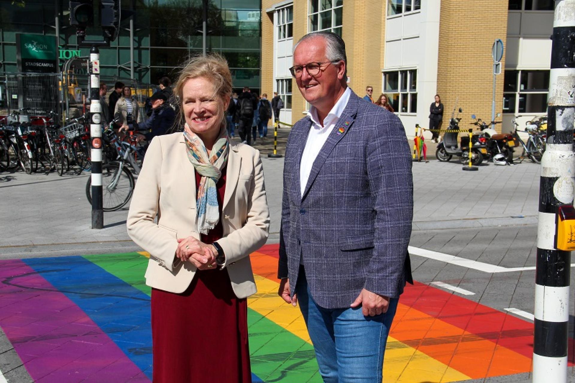 wethouder Arjan Kampman en Anka Mulder, voorzitter College van Bestuur van Saxion staan op het regenboogpad.