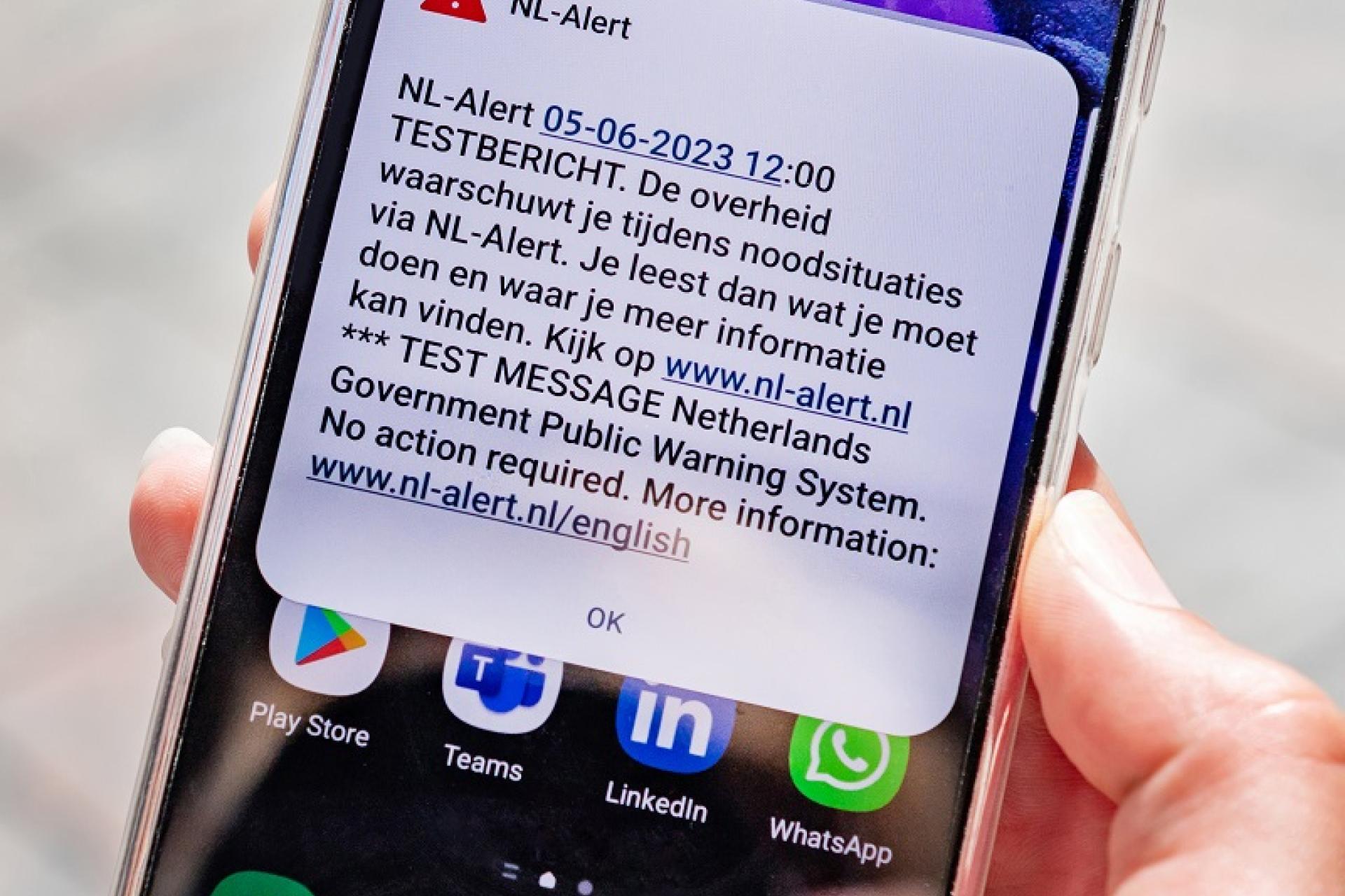 mobiele telefoon met testbericht van een NL Alert