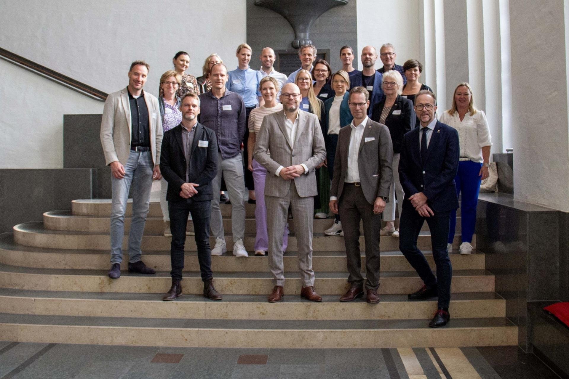 Groepsfoto bezoek van Zweden op de trap in het stadhuis
